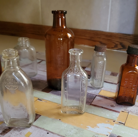 Bundle vintage old medicine bottles - Picture 2 of 11